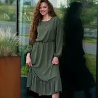 Жіноча сукня-міді з рюшами